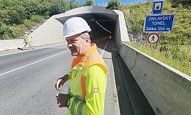 HLAVNÍ stavbyvedoucí dodavatelské firmy Vít Weselý byl u toho, když se na začátku tisíciletí stavěl Jihlavský tunel. Nyní dohlíží na zdárný průběh rekonstrukce obchvatu Jihlavy I/38, který by měl skončit nejpozději v druhé půlce září. Foto: David Kratoch