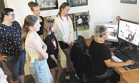 REDAKTOŘI kněžického Poškoláka sledují práci grafičky JL Dany Kučerové. Foto: -lb-