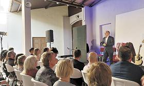 ŘEDITEL HDJ Ondrej Remiáš oficiálně otevírá novu letní scénu Dvorek. Foto: Jiří Varhaník 