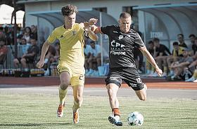 UTKÁNÍ Pardubice – Jihlava (ve žlutém dresu posila Jakub Lopatář) se hrálo minulou sobotu v Třemošnici u příležitosti 95. výročí tamního fotbalu. Foto: Facebook FK Pardubice