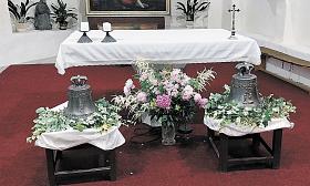 NOVÉ zvony a obraz spícího havíře v Jánském kostelíku při letošní havířské pouti. Foto: Jiří Varhaník 