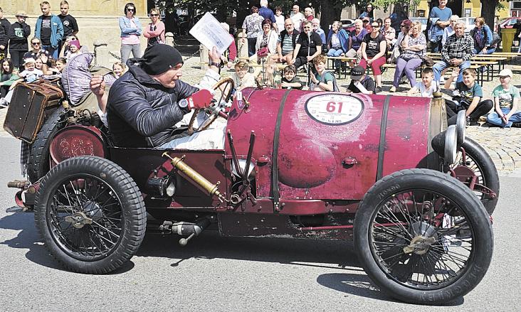 ÚČASTNÍKŮM závodu za volantem nechyběly emoce, ani když přijížděli na polenské náměstí. Foto: David Kratochvíl