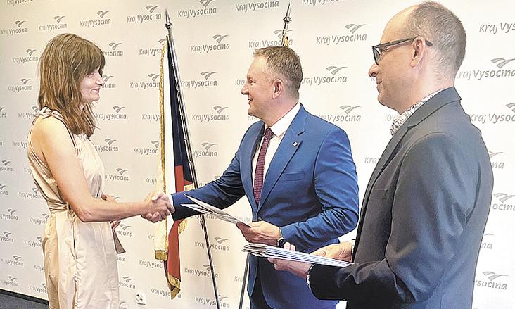 CELKEM 12 nových profesionálních včelařů ze všech koutů republiky převzalo výuční listy od hejtmana kraje Martina Kukly, který je sám vášnivým včelařem. Foto: archiv ŠECR