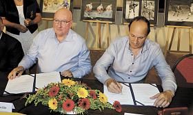 PODEPSÁNO JEST a Slavomír Pavlíček, potažmo jeho společnost SPM Invest, se stává majoritním vlastníkem Dukly Jihlava. Vpravo primátor Petr Ryška. Foto: Michal Boček