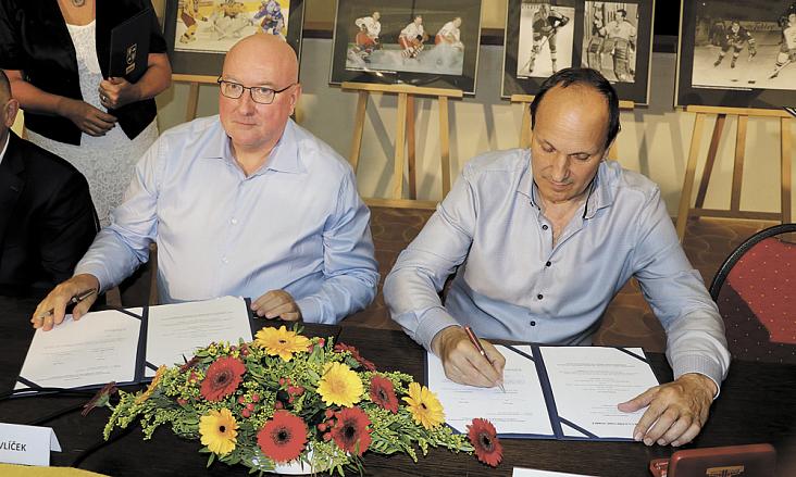 PODEPSÁNO JEST a Slavomír Pavlíček, potažmo jeho společnost SPM Invest, se stává majoritním vlastníkem Dukly Jihlava. Vpravo primátor Petr Ryška. Foto: Michal Boček