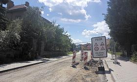 ULICE Evžena Rošického je opravována po částech. Definitivně hotovo má být do konce prázdnin.  Foto: Pavel Bajer
