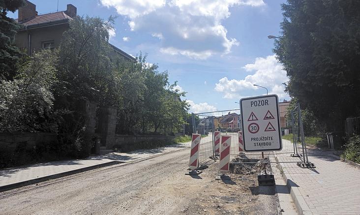 ULICE Evžena Rošického je opravována po částech. Definitivně hotovo má být do konce prázdnin.  Foto: Pavel Bajer