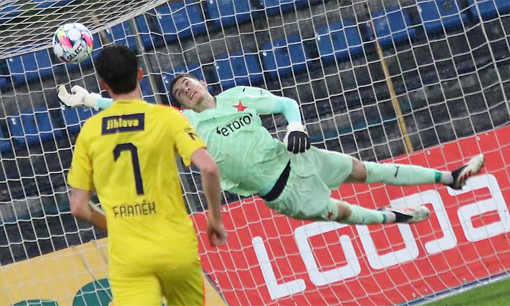 BRANKÁŘ Filip Slavata a jihlavský ofenzivní středopolař Tomáš Franěk byli ještě před pár měsíci soupeři. Počínaje tímto týdnem sdílejí společnou kabinu. Foto: Michal Boček