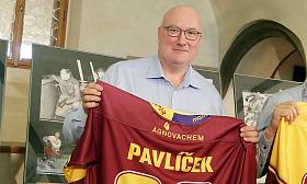 PŘI SLAVNOSTNÍM podpisu smlouvy dostal nový většinový vlastník Dukly Slavomír Pavlíček dres s číslem 36. Jedná se o jeho oblíbené číslo, které má rád od doby, kdy ho poprvé dostal ke svým 36. narozeninám. 	Foto: Michal Boček