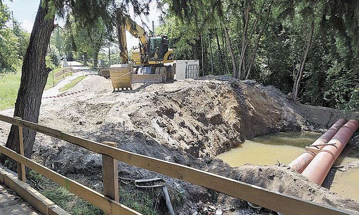 KAMENNÁ je ve směru na Nové Dvory a Polnou neprůjezdná. Přejezd přes Zlatý potok je demontován. Cyklisté mohou přejít po provizorní lávce. Foto: Jiří Varhaník