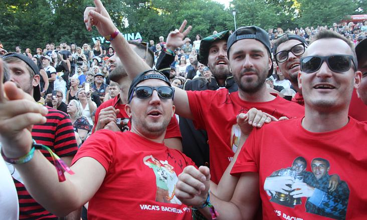 FANOUŠCI v hledišti jihlavského amfiteátru zaplněném tisícovkami diváků při pátečním koncertu kapely Wanastowi Vjecy na Vysočina Festu. Foto: Jiří Varhaník 