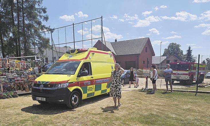 TROPICKÉ počasí vrcholilo na Jihlavsku o víkendu. V sobotu odpoledne museli krajští záchranáři vyjet do Brzkova u Polné, kde během kulturní akce zkolabovala žena. Zdravotníci ji transportovali do nemocnice v Jihlavě. Foto: David Kratochvíl