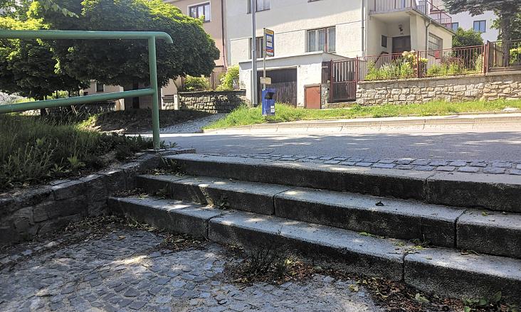 OBYVATELÉ Telečské ulice již dlouho upozorňují na nepřehlednou silnici hned za schody. Jejich úpravu město považuje za technicky i finančně náročnou. Foto: Pavel Bajer