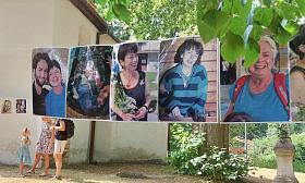 DESÍTKY kytic, fotografií a vzpomínek na Hanu Šišku Kolářovou provázely nedělní odpoledne u svatojánského kostelíku. Foto: Jiří Varhaník  