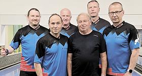 MISTŘI Jihlavské amatérské kuželkářské ligy. Zadní řada zleva: Tomáš Neužil, Igor Ševela, Aleš Zabloudil. Přední řada zleva: Bohuslav Reitermann, Lubomír Vokurka, Roman Svoboda. Foto: archiv JAKL