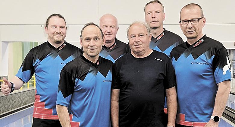 MISTŘI Jihlavské amatérské kuželkářské ligy. Zadní řada zleva: Tomáš Neužil, Igor Ševela, Aleš Zabloudil. Přední řada zleva: Bohuslav Reitermann, Lubomír Vokurka, Roman Svoboda. Foto: archiv JAKL