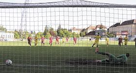 FOTBALISTÉ FC Vysočina (ve žlutých dresech) mají před sebou poslední utkání v letní přípravě. Generální test před startem nového ročníku Chance Národní ligy odehrají zítra (11 hod., Vrbovec u Znojma) s druholigovým rakouským celkem Stripfing/Weiden.Foto: 