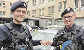 POLICISTÉ  Martin Lapeš a Jakub Mikuláš zachránili penzistovi, který chtěl na dvoře svého domu v Moravských Budějovicích, spáchat sebevraždu, život. Foto: PČR