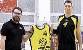 ROZLUČKA s legendou na domovské palubovce. Předseda BC Vysočina Jakub Plánka (vlevo) předává pamětní dres Petru Bendovi, legendě českého a jihlavského basketbalu. Foto: Michal Boček