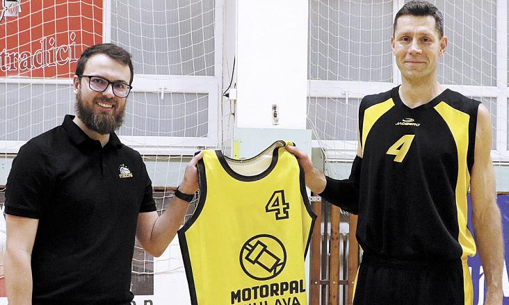 ROZLUČKA s legendou na domovské palubovce. Předseda BC Vysočina Jakub Plánka (vlevo) předává pamětní dres Petru Bendovi, legendě českého a jihlavského basketbalu. Foto: Michal Boček