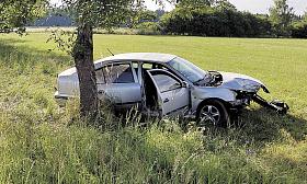 PŘI HAVÁRII u Třeště utrpěli zranění dva nezletilí spolujedoucí. Obě děti byly záchranáři převezeny na ošetření do jihlavské nemocnice.  Foto: PČR