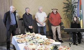 VERNISÁŽ výstavy. Zleva Karel Slimáček, starosta Smrčné Josef Nechvátal, Jiří Čada ze ŠECRu a fotograf a bývalý ředitel Zoo Jihlava Vladislav Jiroušek.  Foto: 3x archiv -ks-