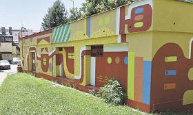 OBJEKT Jihlavských kotelen v sídlišti U Pivovaru vyzdobili letos studenti helenínské školy barevnou malbou na principu mural artu.  Foto: Jiří Varhaník