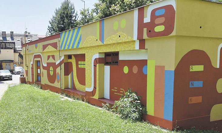 OBJEKT Jihlavských kotelen v sídlišti U Pivovaru vyzdobili letos studenti helenínské školy barevnou malbou na principu mural artu.  Foto: Jiří Varhaník