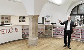 POKUD do Telče zavítáte, můžete na náměstí Zachariáše z Hradce v budově radnice v přízemí navštívit i infocentrum, které už má přes dva roky novou podobu po rozsáhlé rekonstrukci. Starosta Vladimír Brtník je na něj náležitě pyšný. Foto: David Kratochvíl