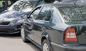 VYJET z parkoviště není vždy bez problémů. Své o tom ví, žena v Třešti, která způsobila hromadnou dopravní nehodu se škodou za přibližně čtvrt milionu korun. Foto: PČR 