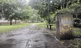 PARK na Štefánikově náměstí je tak trochu opomíjený. Cestní síť už dosloužila. Foto: Pavel Bajer