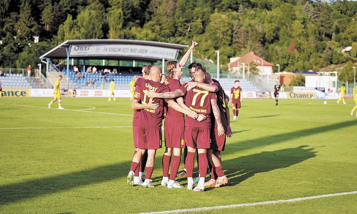 FOTBALISTÉ Ústí nad Labem se radují v utkání s Jihlavou z vedoucí branky. Nováčkovi napomohla k výhře motlitba otce Gabriela. Foto: Facebook FK Viagem Ústé nad Labem