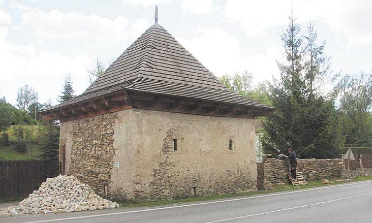 RENESANČNÍ špýchar v Prostředkovicích je po několika letech prací jako stavba zachráněn. Vstup do objektu je ze dvora, ze soukromého pozemku. Aktuálně se buduje nový přístup k němu pro veřejnost (brankou vpravo od špýcharu) a opravuje se ohradní zeď. Prác