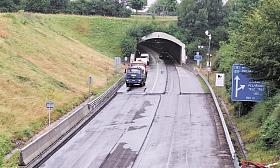POKRAČUJE oprava 4,7 kilometru dlouhého úseku silnice I/38 na obchvatu Jihlavy. Postoupila už do 304 metrů dlouhého Jihlavského tunelu, který je součástí rekonstruované trasy. Práce nadále provází úplná uzavírka, která má pro motoristy skončit v září. Fot