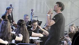 NOVÝ ředitel ZUŠ Jihlava Jan Nosek diriguje školní orchestr při jeho nedávném společném koncertu s kapelou Čechomor ve finále oslav 100. výročí založení hudební školy v Jihlavě. Foto: Jiří Varhaník 