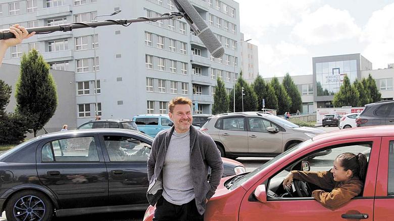 HERCI Horáckého divadla František Mitáš a Barbora Bezáková Maňáková (foto vpravo) při natáčení jedné ze scén sitcomu Na Dně na parkovišti před jihlavskou nemocnicí  Foto: Jiří Varhaník  