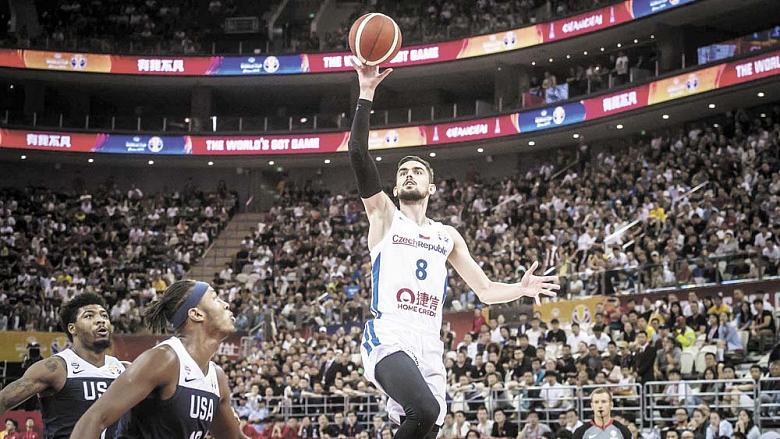 JEDINKÁT v samostatné historii Česka postoupili basketbalisté (na snímku Tomáš Satoranský) na mistrovství světa (2019, 6. místo). Od listopadu budou mít další kvalifikační pokus a představí se mimo jiné v Jihlavě. Foto: Facebook CZ.BASKETBALL 