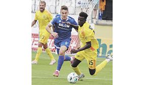 KRAJNÍ OBRÁNCE Youssoupha M’Bodji (u balonu) dvakrát ohrozil bránu Táborska, ale ani jednou neskóroval. I proto FC Vysočina jihočeskému soupeři podlehl. Foto: Michal Boček 
