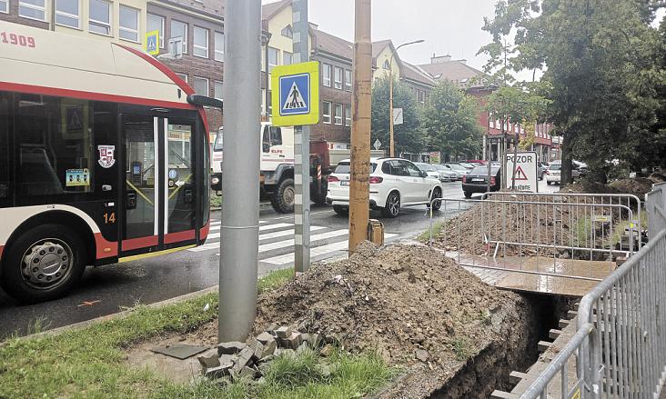 KVŮLI uzavírce Jihlavského tunelu přibyly v Jihlavě tisíce aut. Kolony se tvoří především na hlavních dopravních tepnách. Foto: Pavel Bajer