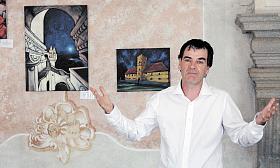 ORGANIZÁTOR akcí na brtnickém zámku, houslista Eduardo García Salas, při vernisáži letošní Hudby v obrazech, obrazů v hudbě. Na zámku představuje svoji tvorbu také jeho maminka, španělská výtvarnice María Ángeles Salas Bravo. Na snímku (vpravo) je její ol