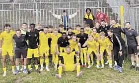 FOTBALISTY FC Vysočina přijel do Brna podpořit jeden jediný fanoušek, jenž stál v hostujícím sektoru jako pomyslný kůl v plotě. Hráči se mu odměnili společným snímkem. Foto: Facebook FC Vysočina