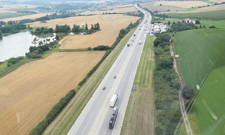 POLICISTÉ z Letecké služby provoz na vysočinském úseku dálnice D1  monitorovali v pondělí také z policejního vrtulníku. Foto na stránce: PČR