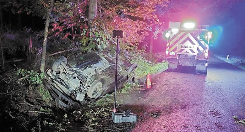 OD VÁŽNĚ vypadající dopravní nehody na Pelhřimovsku řidič i spolujezdec odešli pěšky po svých. Řidič pak doma policistům nadýchal a měl pozitivní i test na drogy. Tvrdí ale, že pil až po nehodě.  Foto:  PČR