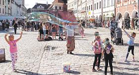 ZAPLNĚNÉ náměstí v Telči patří během letního festivalu také dětem. Užívají si kolotoč, hry či vyfoukávání velkých bublin. Foto: Jiří Varhaník