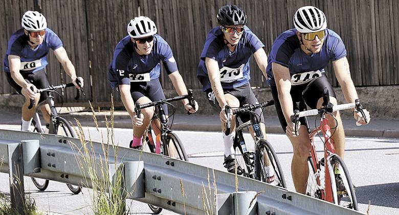 POHROMADĚ vydrželi od plavání, přes cyklistiku až po běh. Členové klubu G1 finišovali v naprosto shodném čase. Foto: Michal Boček