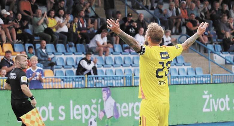 RADOSTNÁ EUFORIE jihlavského obránce Víta Beneše, jenž vstřelil nejkrásnější branku svojí kariéry. Foto: Michal Boček