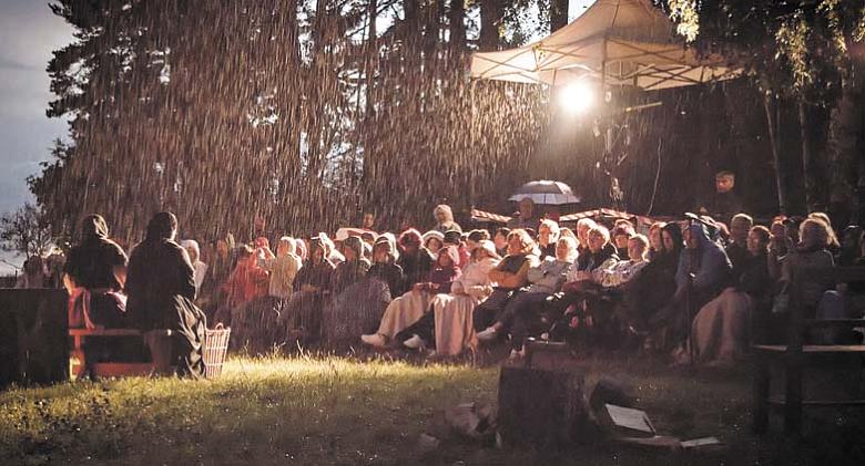SNÍMKY z letošního představení Její pastorkyňa souboru Tentoryje ve Věžničce. Při premiéře představení zmoklo, v sobotu pak muselo být zrušeno a hrát se bude v náhradním termínu ve středu. Foto: FB Terezy Matějíčkové Fialové