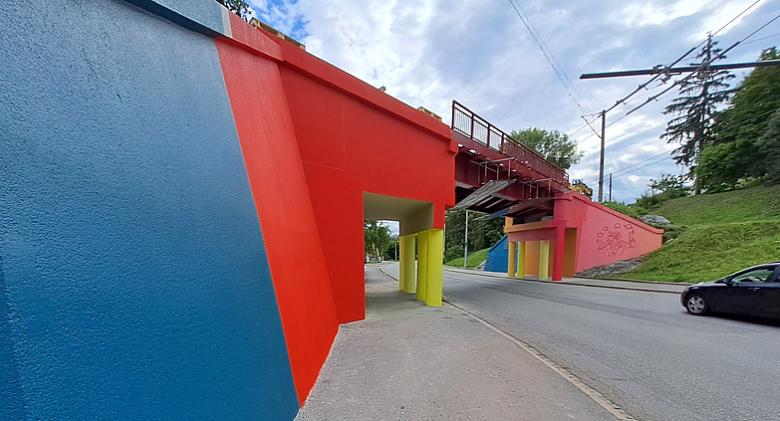 ŽELEZNIČNÍ most v Havlíčkově ulici je dokončován sanacemi a novými nátěry. Výsledkem je barevný most s cirkusovými výjevy. Foto: Pavel Bajer