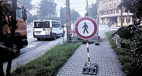 NEJEN na silnicích, ale i na chodnících jsou omezení. Na snímku uzavřený chodník ve Fritzově ulici. Nedaleko probíhá výstavba Centrálního dopravního terminálu. Foto: Pavel Bajer