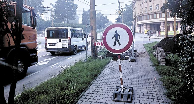 NEJEN na silnicích, ale i na chodnících jsou omezení. Na snímku uzavřený chodník ve Fritzově ulici. Nedaleko probíhá výstavba Centrálního dopravního terminálu. Foto: Pavel Bajer